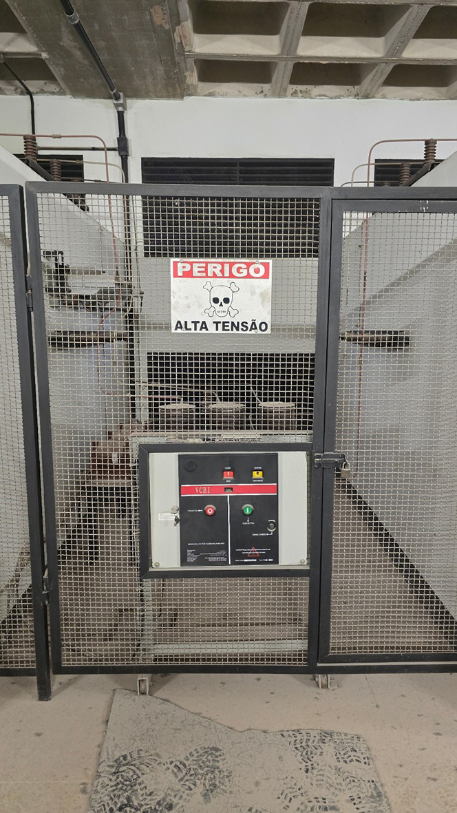 ANTES: Disjuntor média tensão 15 kV apresentando problemas de abertura/fechamento. 17 anos de uso.