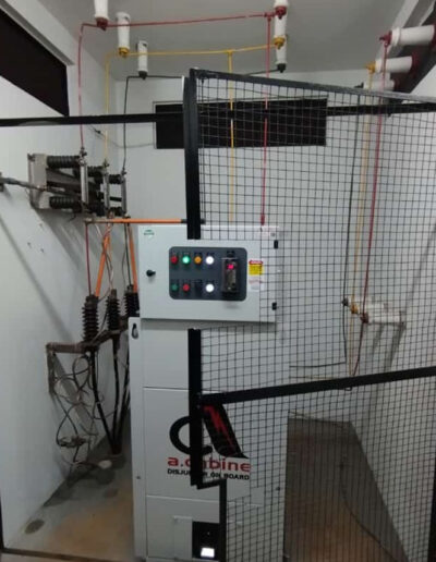 Disjuntor em média tensão novo instalado com proteções de corrente e tensão.